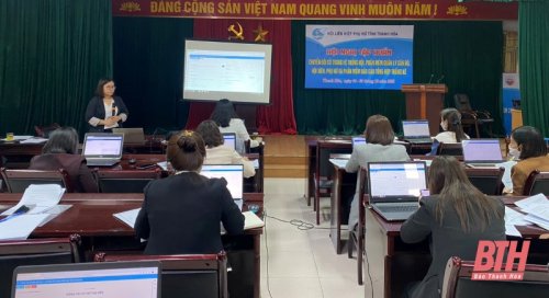 Học viên thực hành các nội dung tập huấn trên máy tính.jpg