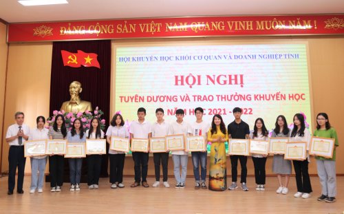 Đồng chí Đinh Thị Thanh Hà và đồng cghis Lê Hải Quân trao thưởng cho các cháu.jpg