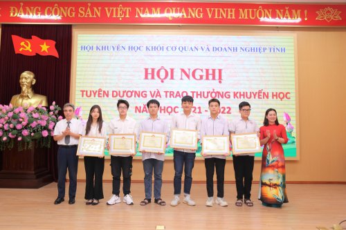 Đồng chí Phan Quang Vinh và Mai Quỳnh Nga trao giải Nhất Cấp tỉnh.jpg