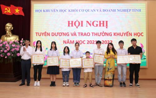 Đồng chí Đinh Thị Thanh Hà và Đồ Hồng Qung trao giải QG.jpg